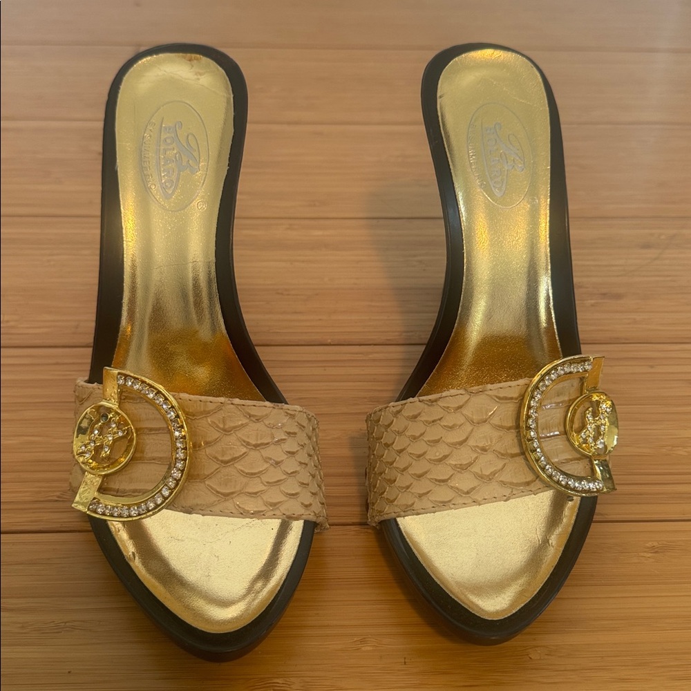 Chic Tan/Brown Slide Sandals with Gold Buckle
Never been worn.